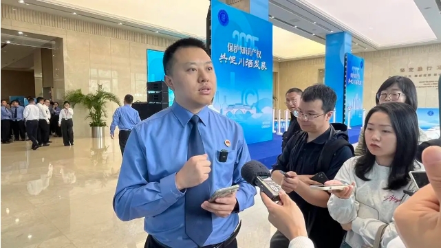 “天府酒知卫”上线：消费者可扫码辨白酒真伪、一键举报 