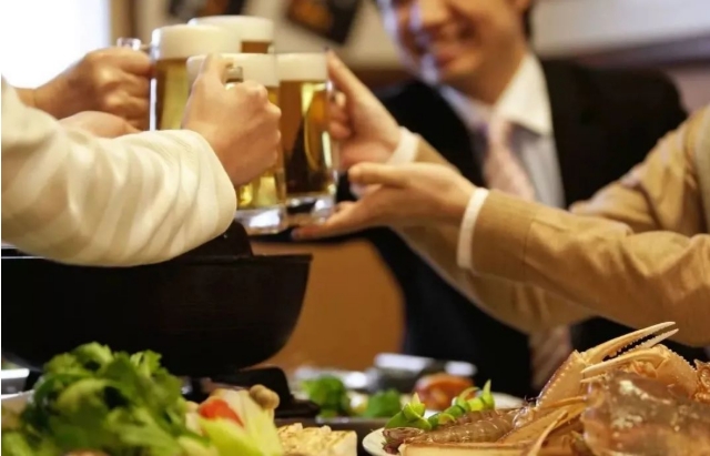 不喝领导敬酒就被打耳光，谁纵容了荒唐酒桌文化？ 