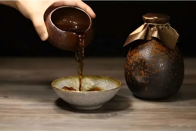 黄酒是世界酒之鼻祖，九千年前就有黄酒出现，据说发源地是在北方 