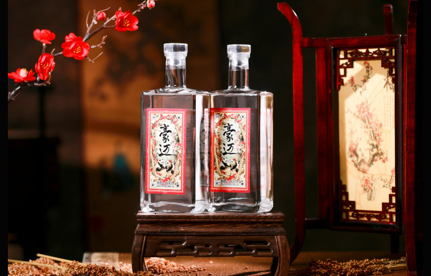 中秋佳节，以一杯豪迈浓香白酒共叙团圆温情